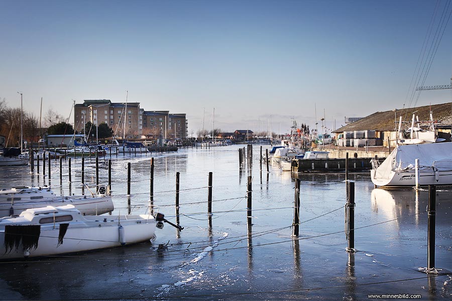 Isande kyla i Lomma hamn. Isen ligger spegelblank. Bild: minnesbild.com