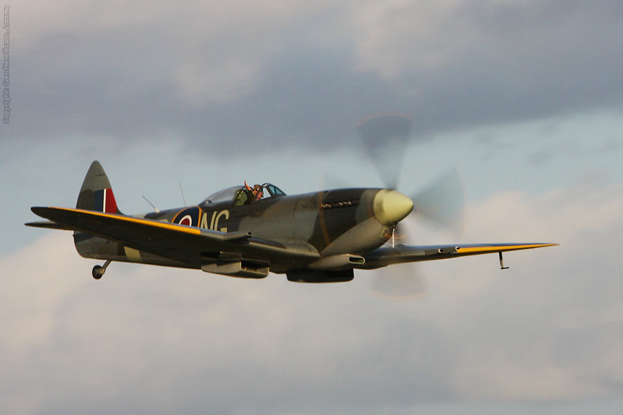 Spitfire Mk XVIII, Piloten Bertil Gerhardt vinkar till publiken