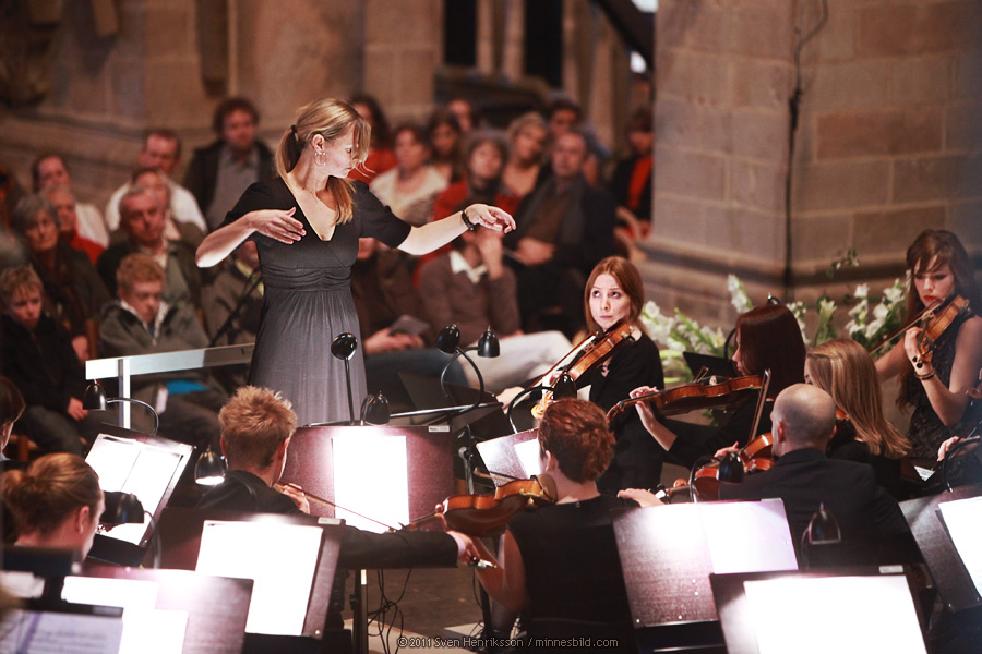 Sofia Söderberg Eberhard dirigerar LELs kör och orkester i Förklädd Gud