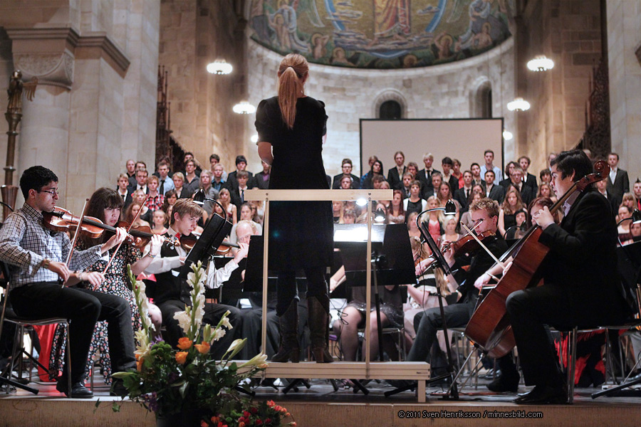 Sofia Söderberg Eberhard dirigerar LEL's kör och orkester